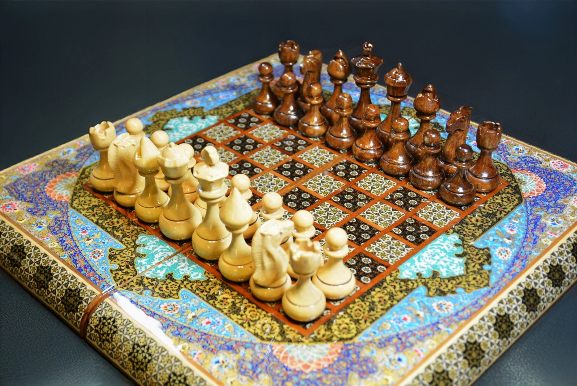 Handgefertigte persische Holzkunst – Backgammon & Schach mit Khatam-Intarsien