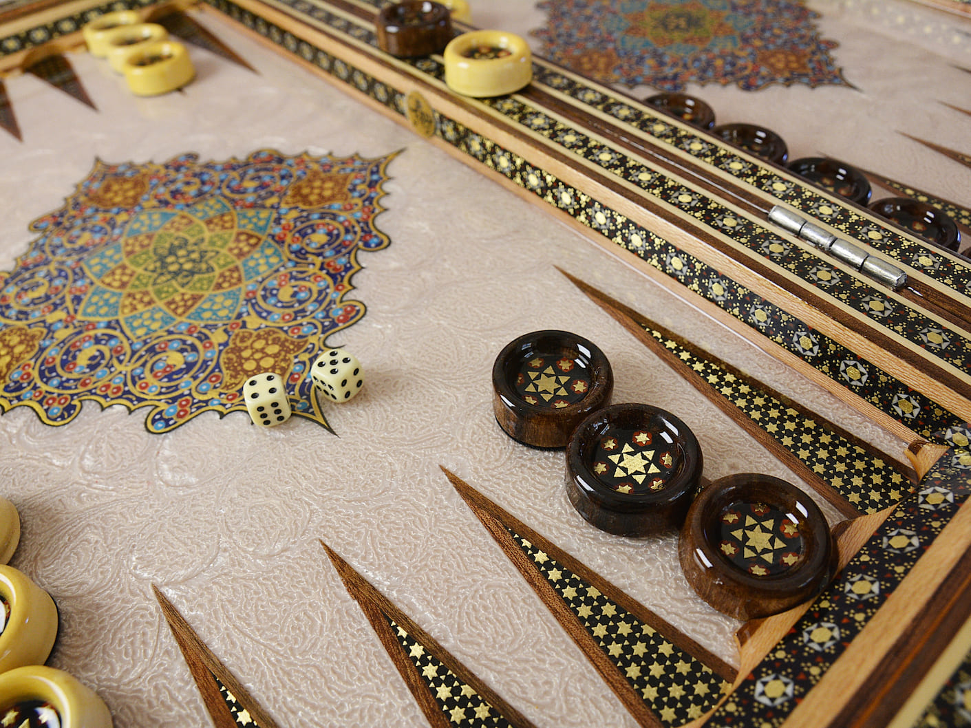 Handgefertigte persische Holzkunst – Backgammon & Schach mit Khatam-Intarsien