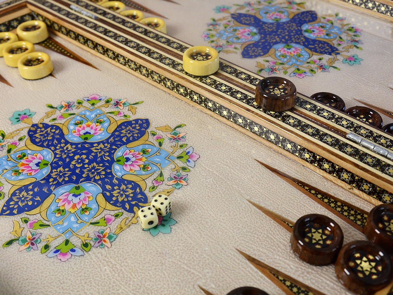 Handgefertigte persische Holzkunst – Backgammon & Schach mit Khatam-Intarsien