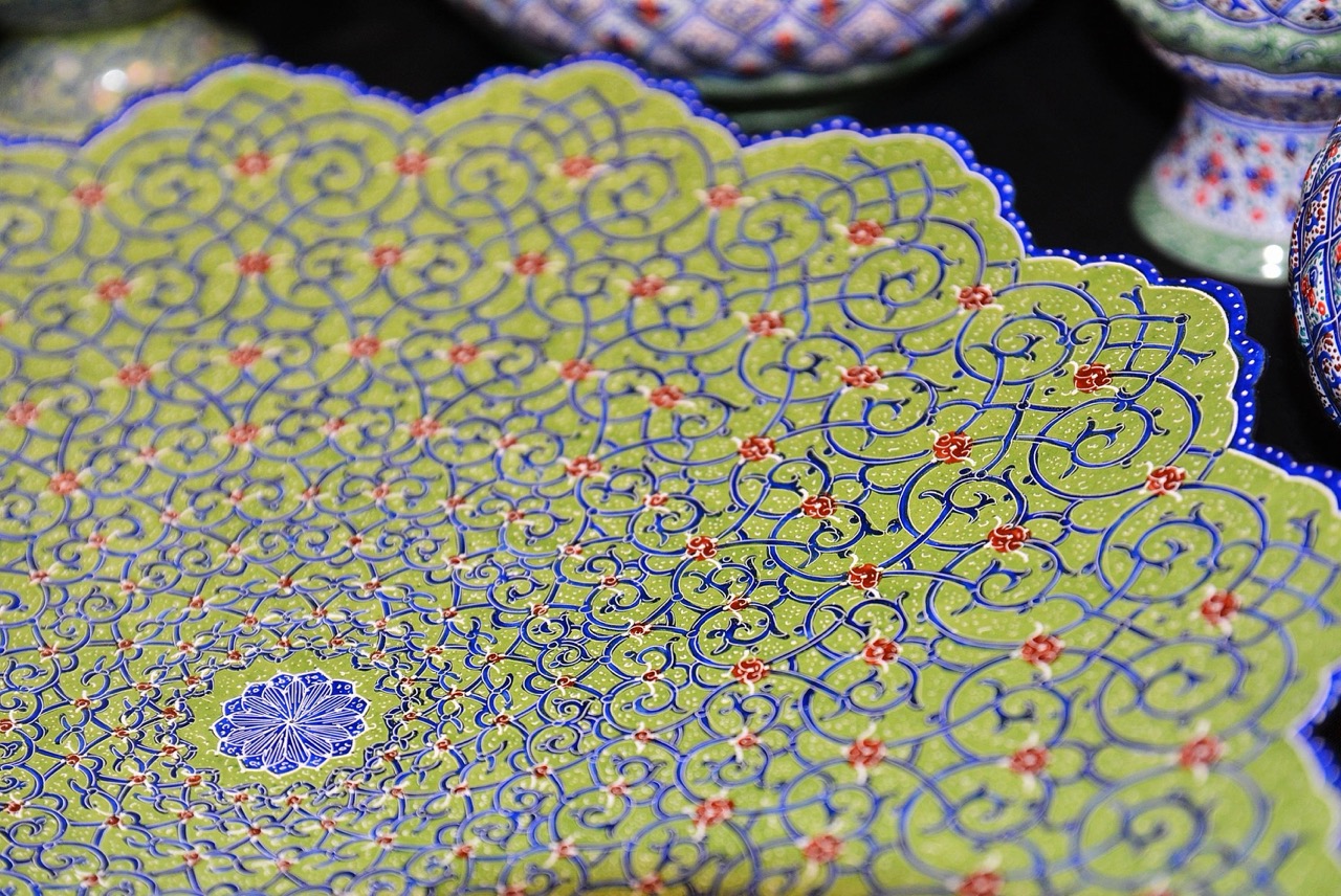 Handgefertigte persische Holzkunst – Backgammon & Schach mit Khatam-Intarsien