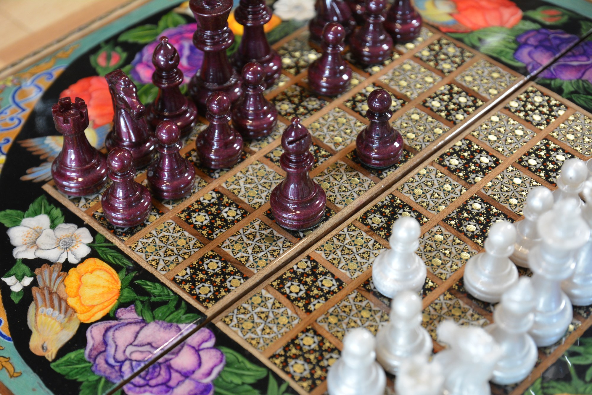 Handgefertigte persische Holzkunst – Backgammon & Schach mit Khatam-Intarsien