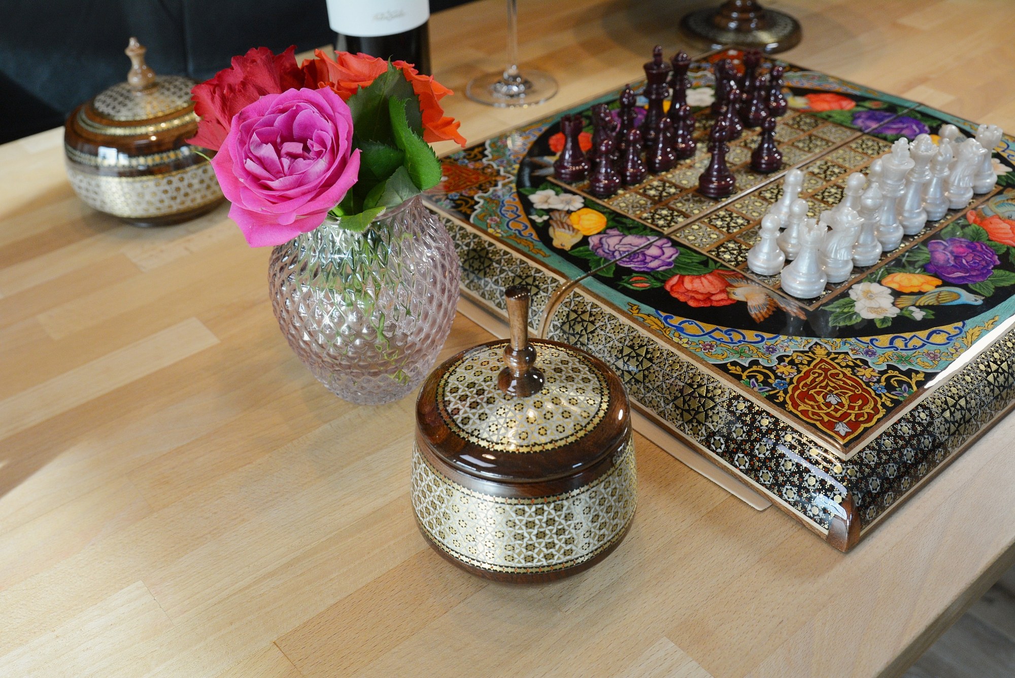 Handgefertigte persische Holzkunst – Backgammon & Schach mit Khatam-Intarsien