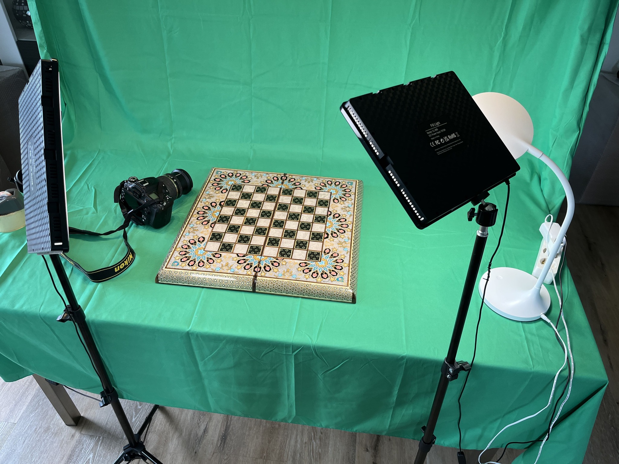 Handgefertigte persische Holzkunst – Backgammon & Schach mit Khatam-Intarsien