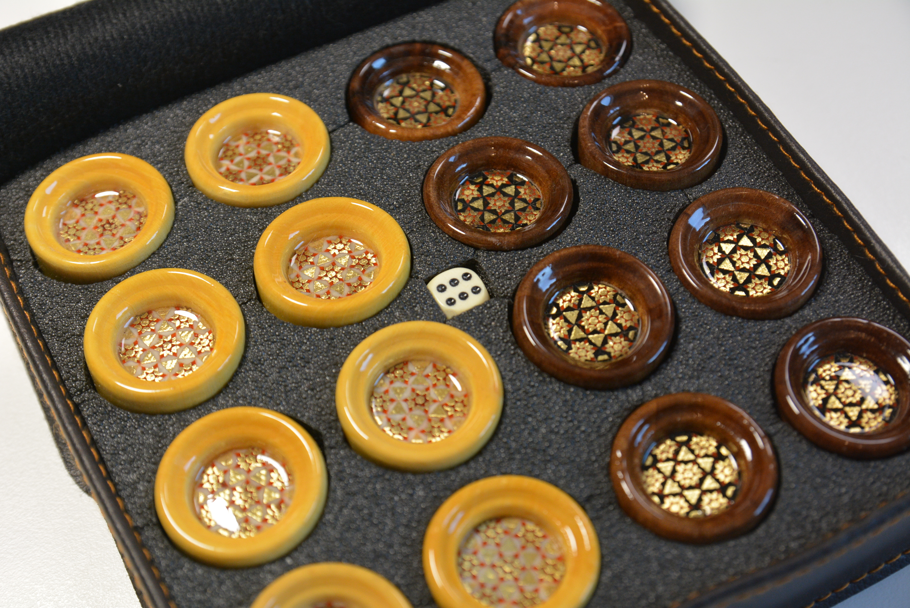 Handgefertigte Backgammon-Spielsteine Aus Holz – Intarsien Design – In Kunstlederbox – Inkl. Würfel – Elegantes Ersatz- Oder Geschenkset