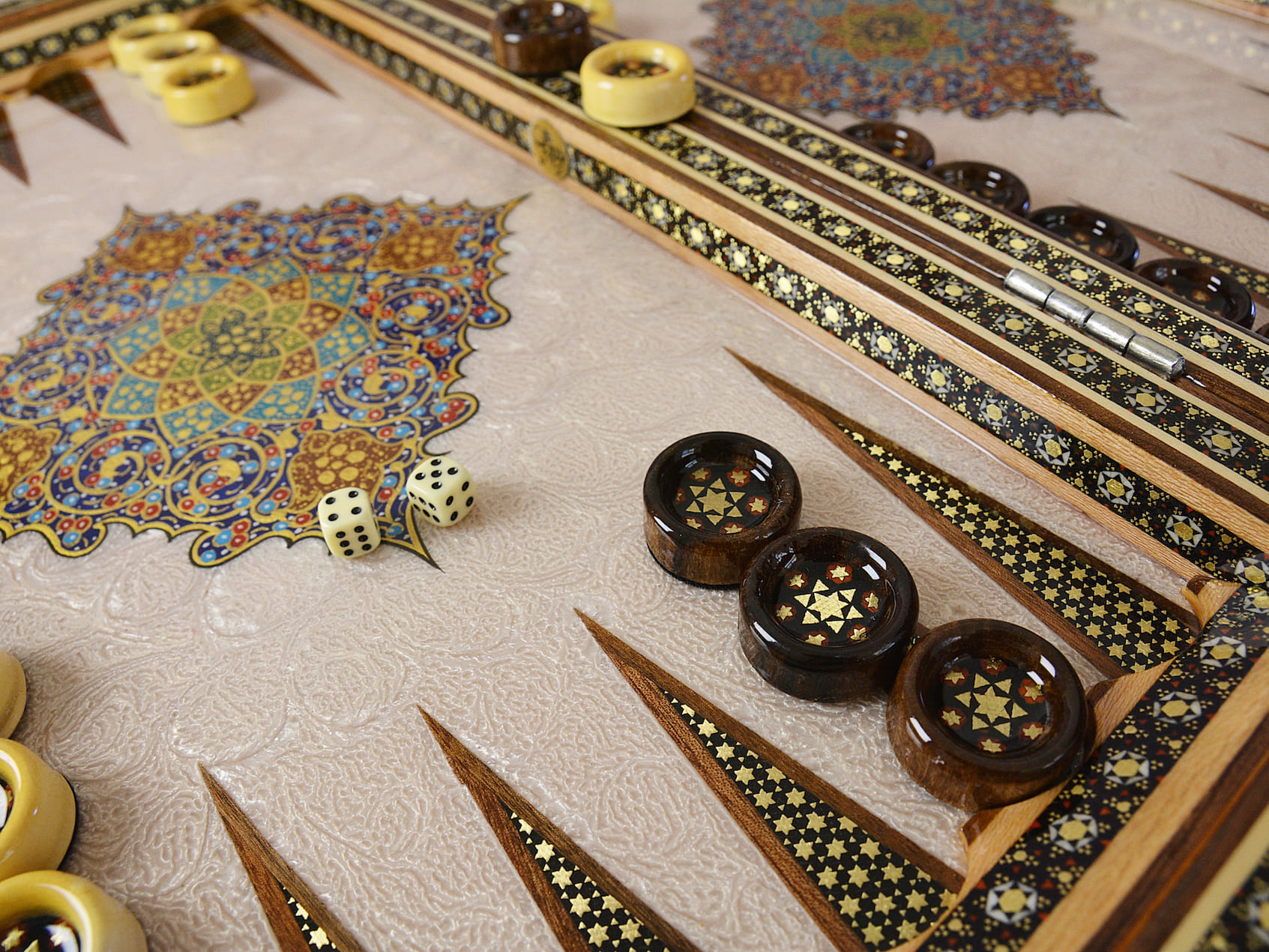 Handgefertigte persische Holzkunst – Backgammon & Schach mit Khatam-Intarsien
