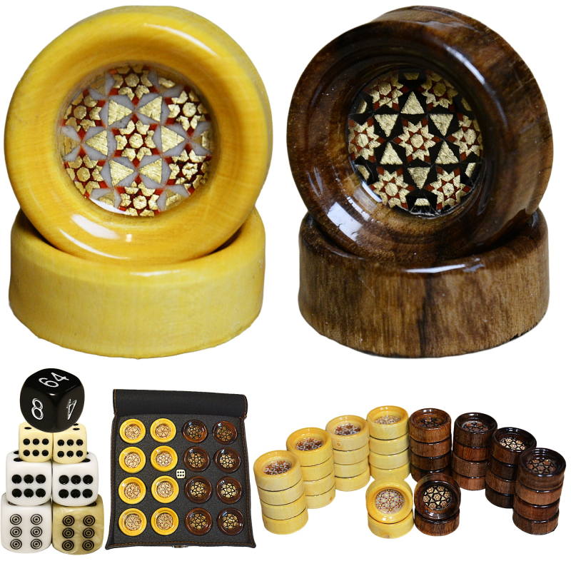 Backgammonstein-Set und zwei Wurfel mit Kunstledertasche im Hintergrund