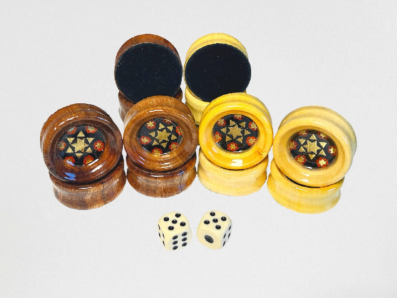 Backgammonstein-Set und zwei Wurfel mit Kunstledertasche im Hintergrund