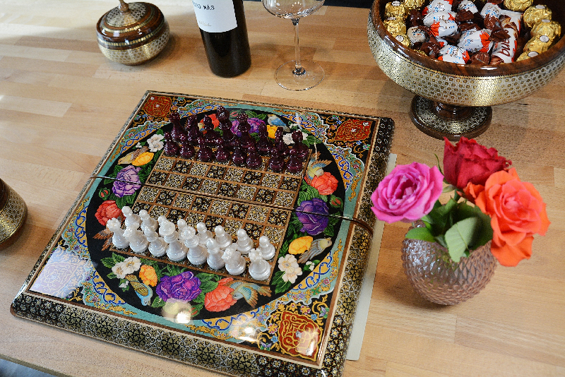 Schachbrett und Backgammon aus Holz mit Blumenmuster und Intarsien-Design