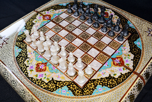 Backgammonsteine auf Backgammon mit blauem Blumenmuster und Intarsien-Design mit den maßen 50 x 50 x 3 cm