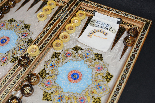 Backgammonsteine auf Backgammon mit blauem Blumenmuster und Intarsien-Design mit den maßen 50 x 50 x 3 cm