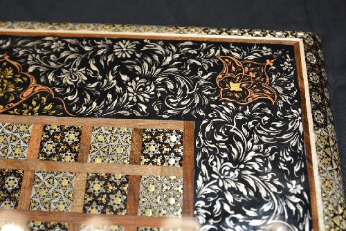 Backgammon aus Holz mit Blumenmuster und Intarsien-Design