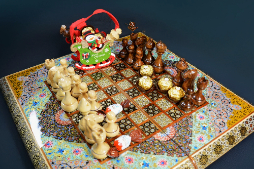 Backgammonsteine auf Backgammon mit blauem Blumenmuster und Intarsien-Design mit den maßen 50 x 50 x 3 cm