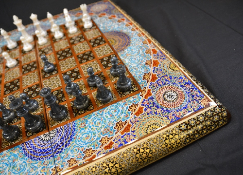 Gelbes Blumenmuster vom Schachbrett und Backgammon aus Holz mit Intarsien-Design