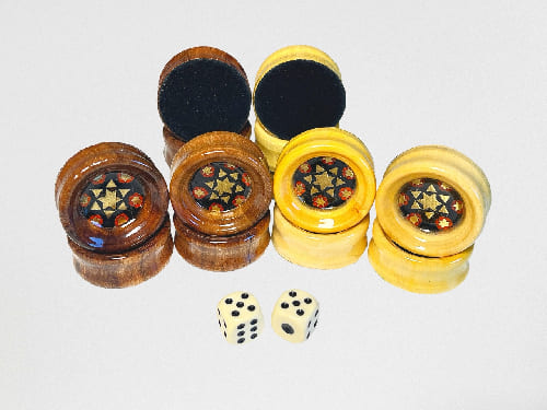 Backgammonstein-Set und zwei Wurfel mit Kunstledertasche im Hintergrund