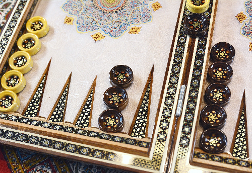 Backgammon-Seite vom hochwertiges Schachbrett und Backgammon mit Blumenmuster und Intarsien-Design