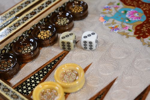 Backgammonsteine auf Backgammon mit blauem Blumenmuster und Intarsien-Design mit den maßen 50 x 50 x 3 cm