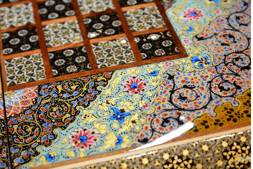 Backgammonsteine auf Backgammon mit blauem Blumenmuster und Intarsien-Design mit den maßen 50 x 50 x 3 cm