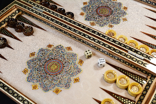 Backgammonsteine auf Backgammon mit blauem Blumenmuster und Intarsien-Design mit den maßen 50 x 50 x 3 cm