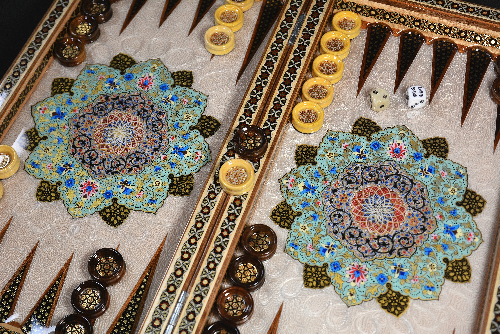 Backgammonsteine auf Backgammon mit blauem Blumenmuster und Intarsien-Design mit den maßen 50 x 50 x 3 cm