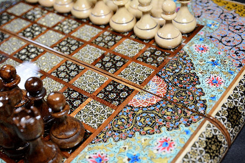 Backgammonsteine auf Backgammon mit blauem Blumenmuster und Intarsien-Design mit den maßen 50 x 50 x 3 cm