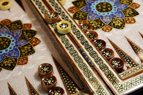 Spielsteine auf dem Backgammon aus Holz mit Blumenmuster und Intarsien-Design