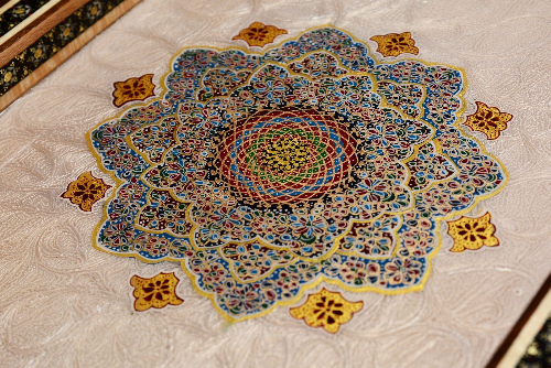 Backgammonsteine auf Backgammon mit blauem Blumenmuster und Intarsien-Design mit den maßen 50 x 50 x 3 cm