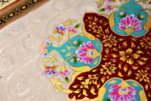 Backgammonsteine auf Backgammon mit blauem Blumenmuster und Intarsien-Design mit den maßen 50 x 50 x 3 cm