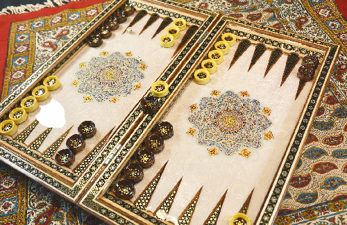 Backgammon-Seite vom hochwertiges Schachbrett und Backgammon mit Blumenmuster und Intarsien-Design