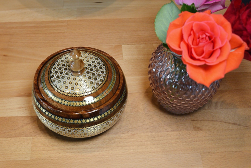 Edle Schokoladendose aus Holz mit Intarsien Design mit Süßigkeiten