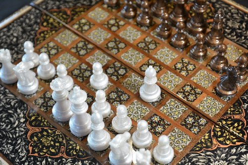 Schachbrett und Backgammon aus Holz mit Blumenmuster und Intarsien-Design