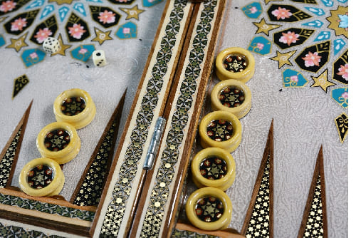 Backgammonsteine und Backgammon mit den maßen 50 x 50 x 3 cm