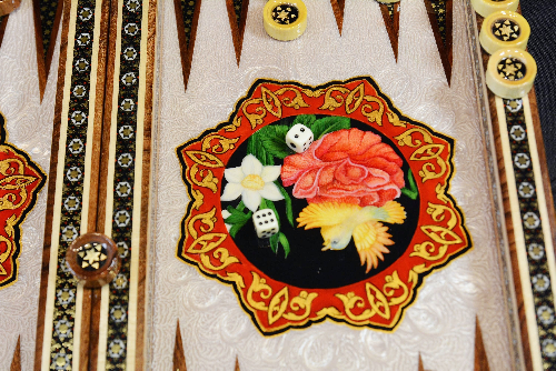 Spielsteine auf dem Backgammon aus Holz mit Blumenmuster und Intarsien-Design