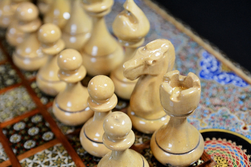 Backgammonsteine auf Backgammon mit blauem Blumenmuster und Intarsien-Design mit den maßen 50 x 50 x 3 cm