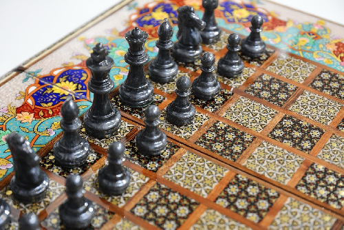 Backgammon-Seite vom hochwertiges Schachbrett und Backgammon mit Blumenmuster und Intarsien-Design
