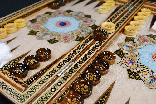 Backgammonsteine auf Backgammon mit blauem Blumenmuster und Intarsien-Design mit den maßen 50 x 50 x 3 cm