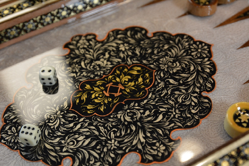 Spielsteine auf dem Backgammon aus Holz mit Blumenmuster und Intarsien-Design