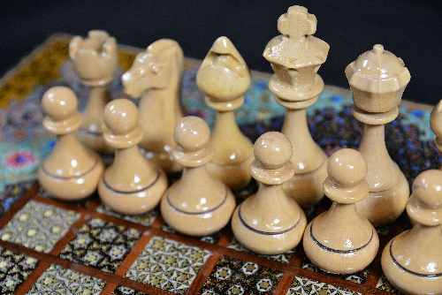 Backgammonsteine auf Backgammon mit blauem Blumenmuster und Intarsien-Design mit den maßen 50 x 50 x 3 cm