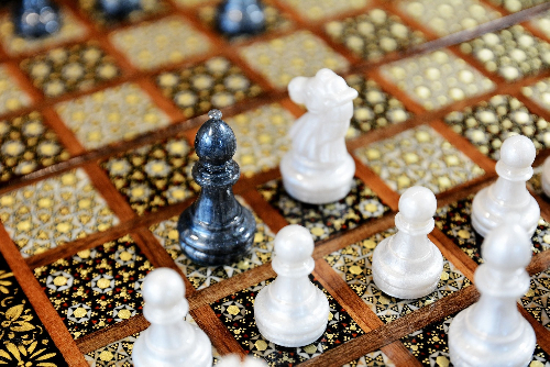 Spielsteine auf dem Backgammon aus Holz mit Blumenmuster und Intarsien-Design