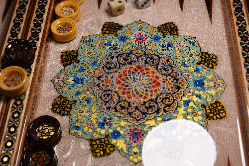 Backgammonsteine auf Backgammon mit blauem Blumenmuster und Intarsien-Design mit den maßen 50 x 50 x 3 cm