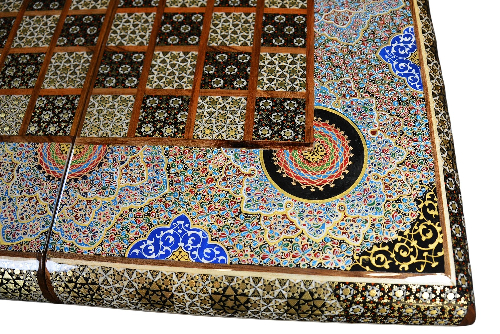 Backgammonsteine auf Backgammon mit blauem Blumenmuster und Intarsien-Design mit den maßen 50 x 50 x 3 cm