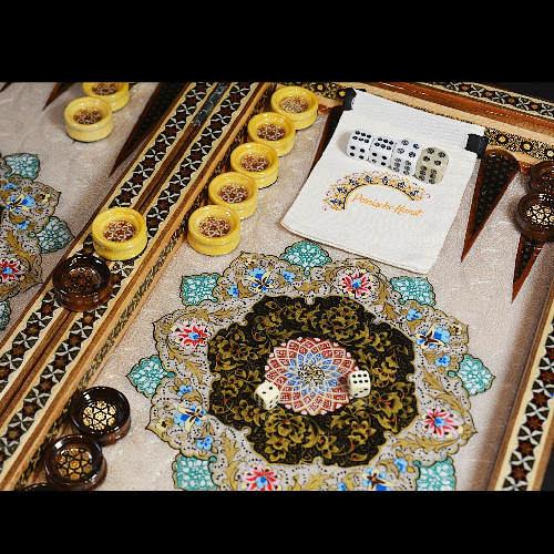 Backgammonsteine auf Backgammon mit blauem Blumenmuster und Intarsien-Design mit den maßen 50 x 50 x 3 cm