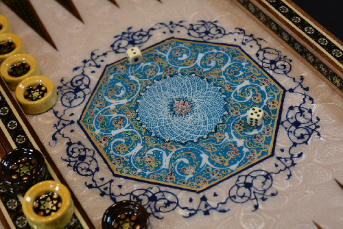 Gelbes Blumenmuster vom Schachbrett und Backgammon aus Holz mit Intarsien-Design