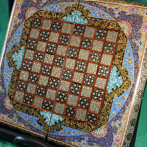 Backgammonsteine auf Backgammon mit blauem Blumenmuster und Intarsien-Design mit den maßen 50 x 50 x 3 cm