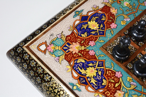 Schachbrett-Seite vom hochwertiges Schachbrett und Backgammon mit Blumenmuster und Intarsien-Design