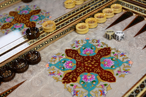 Backgammonsteine auf Backgammon mit blauem Blumenmuster und Intarsien-Design mit den maßen 50 x 50 x 3 cm