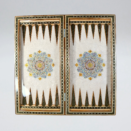 Backgammon-Seite vom hochwertiges Schachbrett und Backgammon mit Blumenmuster und Intarsien-Design