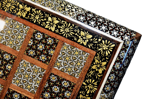 Spielsteine auf dem Backgammon aus Holz mit Blumenmuster und Intarsien-Design