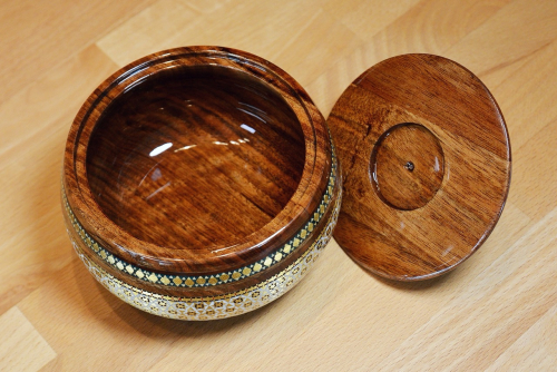 Edle Schokoladendose aus Holz mit Intarsien Design-innen