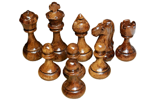 Schachfiguren handgefertigt aus Holz