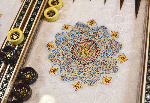 Backgammon-Seite vom hochwertiges Schachbrett und Backgammon mit Blumenmuster und Intarsien-Design